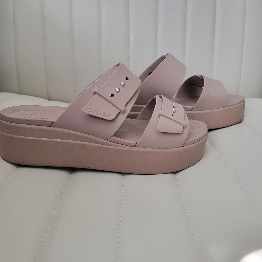 Crocs Brooklyn Buckle, Latte - Picture 3 of 14